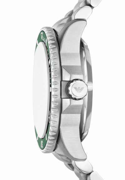 Seitenansicht einer silbernen Metallarmbanduhr mit grünem Lünettenring und einer strukturierten Krone mit eingeprägtem Logo.