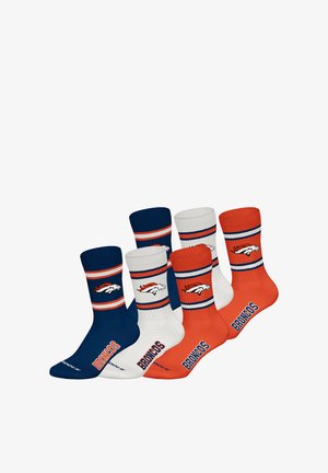Zestaw czterech par skarpetek w kolorach niebieskim, białym i pomarańczowym. Każda ma paski i logo konia z napisem „BRONCOS” w pobliżu palców. Standardowa długość za kostkę.