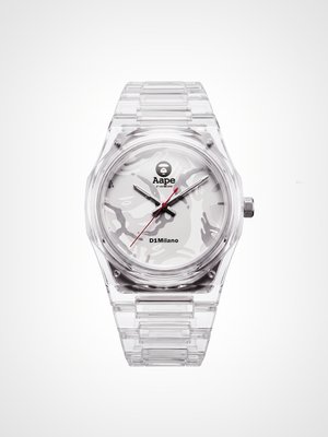 Reloj de pulsera de plástico transparente con esfera de camuflaje blanco, agujas negras, segundero rojo y las marcas Aape y D1 Milano.