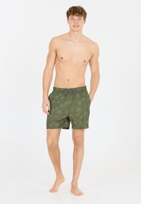 Gröna badshorts med mönster av palmträd, elastisk midja och dragsko. Platt fram och lös passform för komfort.