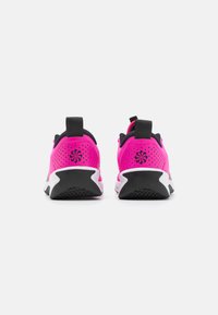 Nike Performance OMNI MULTI-COURT - Trainingsschuh - laser fuchsia/black/white