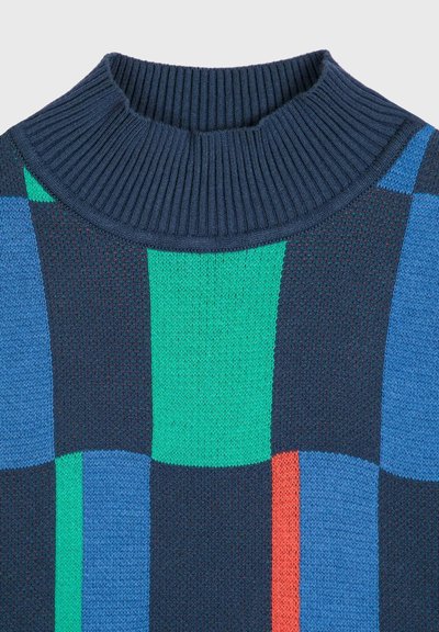 Marinblå stickad tröja med hög ribbad krage, prydd med ett korsande rutmönster i grönt, blått och rött. Mjuk textur, lättviktsmaterial.