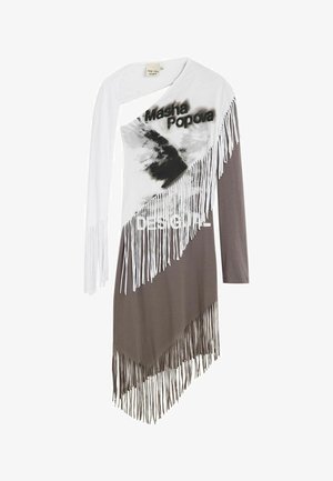 Asimetriška ilgomis rankovėmis suknelė su baltais ir smėlio spalvos intarpais, juodu abstrakčiu raštu, užrašu „Masha Popova“ ir ilgais kutais palei įstrižas siūles.