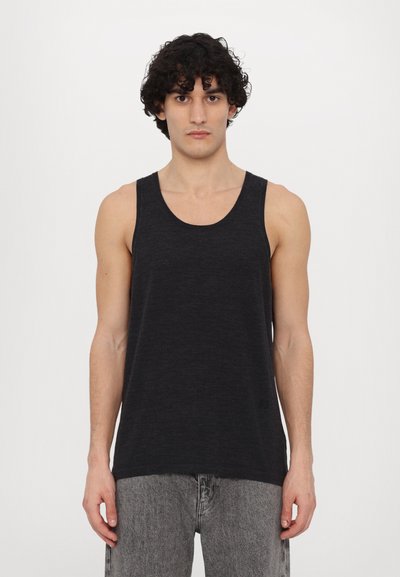 Débardeur noir en tissu doux et texturé. Il présente de larges emmanchures, un col arrondi et une coupe décontractée. Design simple, sans motifs ni accents.