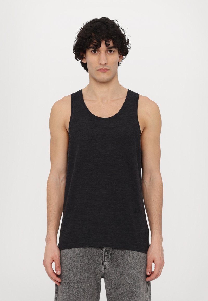 Débardeur noir en tissu doux et texturé. Il présente de larges emmanchures, un col arrondi et une coupe décontractée. Design simple, sans motifs ni accents.