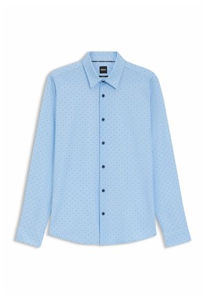 Camicia a maniche lunghe blu chiaro con colletto alla francese, caratterizzata da un piccolo motivo a pois neri e bottoni neri lungo la parte anteriore.