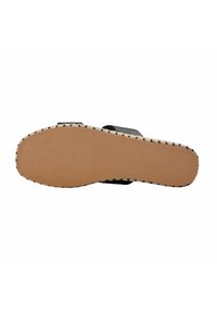 Sandalo nero slip-on con suola in gomma testurizzata. Presenta una cucitura intrecciata a contrasto lungo il bordo, con una soletta imbottita.