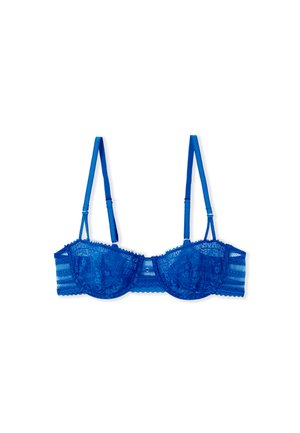 Soutien-gorge en dentelle bleue avec armatures, doté de bretelles réglables, de bords festonnés et d'un motif floral sur les bonnets, offrant structure et confort.