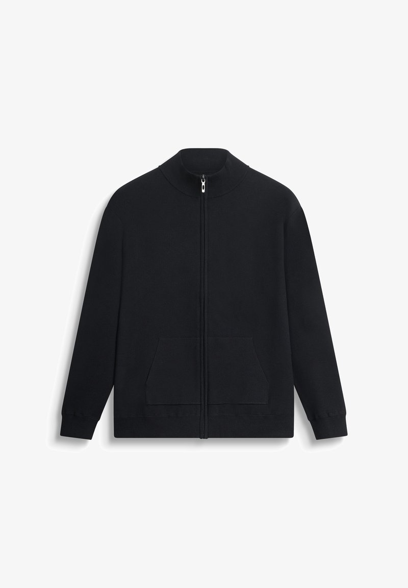 Chaqueta negra con cremallera, hecha de un tejido suave, que cuenta con un cuello alto, dos bolsillos delanteros y puños acanalados en las mangas y el dobladillo.