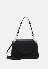 Musta nahkainen käsilaukku rakenteellisella muotoilulla, jossa on pyöreä läppä, kultaiset yksityiskohdat ja säädettävä hihna monipuolisia kantovaihtoehtoja varten.