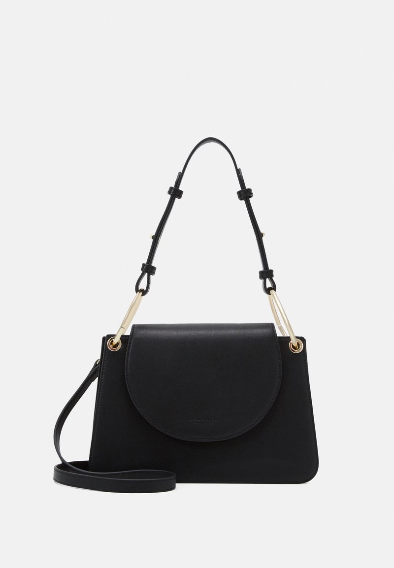 Musta nahkainen käsilaukku rakenteellisella muotoilulla, jossa on pyöreä läppä, kultaiset yksityiskohdat ja säädettävä hihna monipuolisia kantovaihtoehtoja varten.