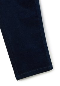 Navyblauwe corduroy broekspijp met verticale ribbeltextuur en een net afgewerkte zoom. De stof lijkt zacht en duurzaam.