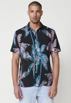Camicia a maniche corte con sfondo nero e motivi di palme rosa e blu. Realizzata in tessuto leggero, con chiusura a bottoni.