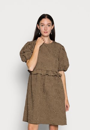 Vestido curto castanho com tecido texturizado, mangas bufantes e bainha com frufru. Apresenta um decote redondo e um padrão floral subtil.