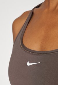 Nike Performance BRA - Sportski grudnjak s blagom potporom - ironstone/white