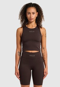 Brun crop top og matchende cykelsorte med "HALO" logo. Lavet af strækbart materiale, der har en glat tekstur og tætsiddende design.