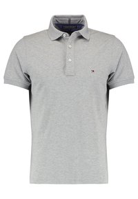 Polo grigio realizzato in misto cotone. Caratterizzato da un colletto, una patta con tre bottoni e un piccolo logo sul petto. Maniche corte.