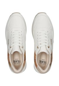 Sneaker bianco in pelle testurizzata, punta rotonda, design con lacci e dettaglio beige sul tallone. Nome del marchio stampato sul lato e sulla soletta.