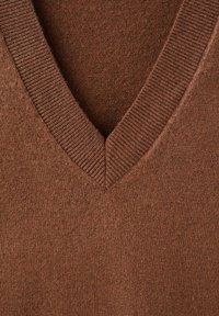 Suéter marrón de punto con diseño de cuello en V. Presenta una tela texturizada y un cuello acanalado. El color es un cálido y rico tono marrón.