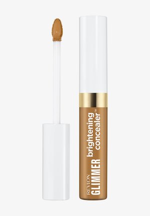 Tube de correcteur illuminateur Revlon Glimmer et bâton applicateur avec correcteur crème teinte beige moyen sur une pointe en éponge.