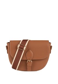 Brun læder crossbody taske med flaplukning, en guldhardware-lås og en stribet stofrem i brun og creme.