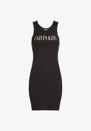 Zwarte geribbelde tankjurk met een aansluitend ontwerp, ronde halslijn en een opvallend "Calvin Klein"-logo in een contrasterende kleur over de borst.