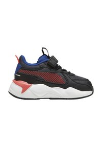 Sneaker in mesh e pelle nera con accenti rossi e blu, dotata di collare imbottito, cinturino regolabile e suola spessa bianca.
