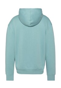 Sudadera con capucha en azul claro, que presenta un corte relajado, puños acanalados y una textura suave. Diseño sencillo sin logotipos ni patrones visibles.