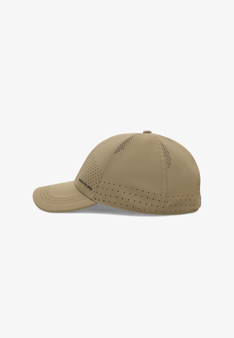Casquette de baseball beige avec un design perforé, visière incurvée et détails cousus. Présente un logo sur le côté et un bouton sur le dessus du chef.