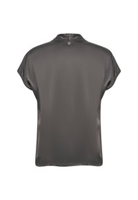 Camicia a maniche corte in satin grigio scuro con una superficie liscia, dotata di un colletto semplice e piccolo dettaglio del logo sul retro.