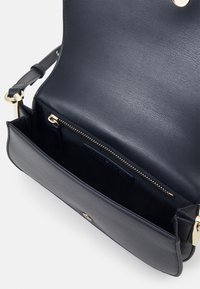 Tommy Hilfiger SPRING CHIC FLAP CROSSOVER - Umhängetasche - space blue