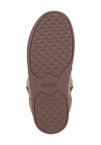 Suela de zapato de goma marrón con un patrón de ondas, con el nombre de la marca "INUIKII" grabado en el centro. Diseño geométrico simple.