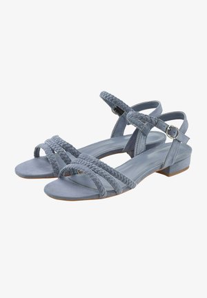 Blaue Wildledersandalen mit geflochtenen Riemen, einem Schnallenverschluss am Knöchel und einem niedrigen Blockabsatz. Offenes Design mit glatter Detailverarbeitung.