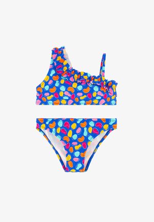Bañador de dos piezas azul con formas abstractas de colores, que incluye un top de un hombro con volantes y braguitas de bikini a juego.