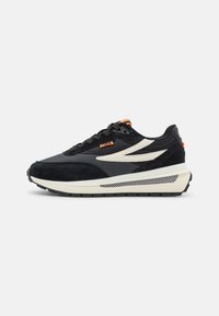 Schwarze Wildleder- und Netzsneaker mit einer cremefarbenen Sohle, orangen Akzenten und einem grauen Seitestreifen. Strukturierte Außensohle für besseren Halt.