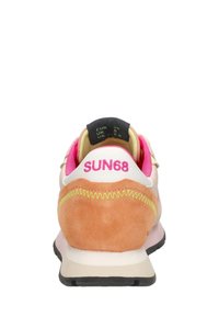 Sneaker con tallone in suede arancione, parte superiore bianca con dettagli rosa, linguetta nera con indicazioni di taglia e suola beige.