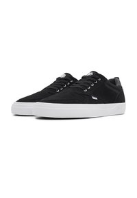 Sorte semskede sneakers med hvite gummisåler, med en klassisk snøringdesign og subtil merking på siden.