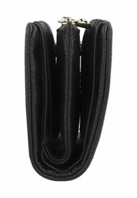 Portafoglio in pelle nera con finitura testurizzata, dotato di chiusura con clasp, diversi slot per carte e design a tre pieghe.