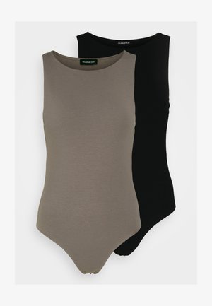 Zwei ärmellose Body Suits in olivgrün und schwarz. Aus glattem Stoff mit rundem Ausschnitt und hohem Beinausschnitt.