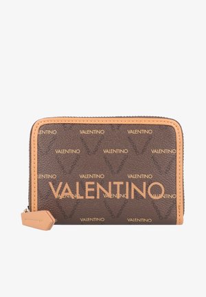 Bruine leren portemonnee met het "Valentino" logo in goud op de voorkant, voorzien van een beige rits en een bijpassende tag.