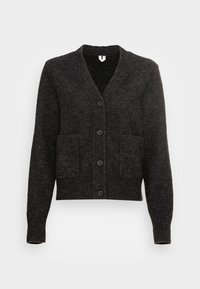 Ciemnoszary kardigan wykonany z teksturowanego materiału dzianinowego. Posiada dekolt w kształcie litery V, pięć guzików oraz dwie przednie kieszenie. Miękki i przytulny design.