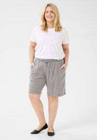 Shorts rayés en tissu léger, dotés d'une taille élastique avec cordon de serrage et de deux poches latérales, dans des tons monochromes.
