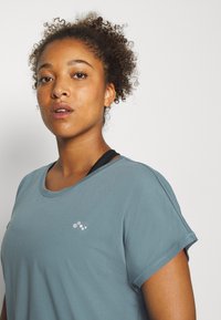 ONLY Play ONPAUBREE LIFE BAT - T-shirt desportiva - goblin blue