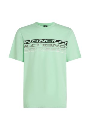 Lichtgroen t-shirt van een zachte stof met een zwart-wit grafische tekstprint over de borst. Korte mouwen en een ronde halsontwerp.