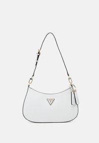 Bolso de hombro de cuero sintético blanco con silueta curva, ribete negro, herrajes dorados y un logo triangular. Incluye etiquetas decorativas.