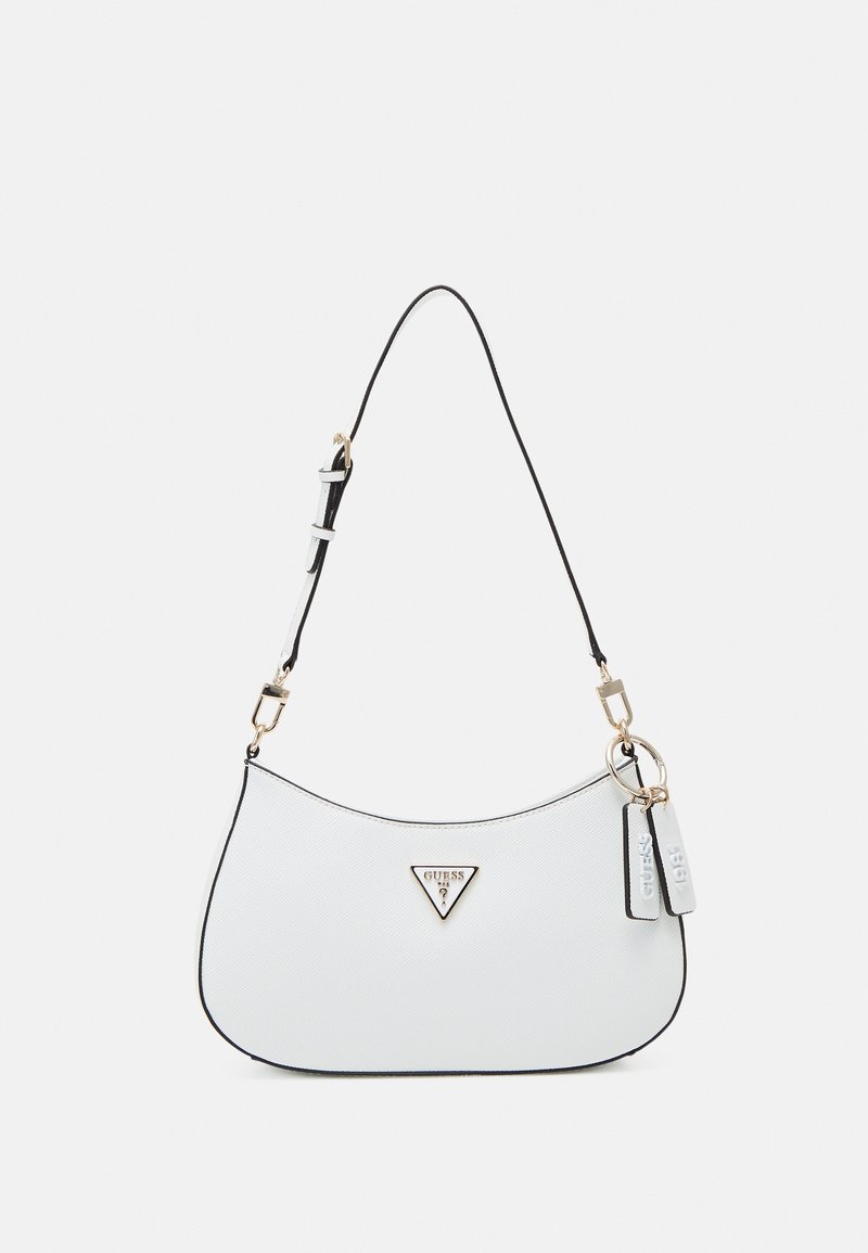 Bolso de hombro de cuero sintético blanco con silueta curva, ribete negro, herrajes dorados y un logo triangular. Incluye etiquetas decorativas.