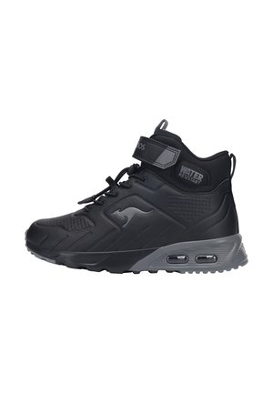 Schwarze, halbhohe Sportschuhe mit glatter, synthetischer Textur, verstellbarem Riemen und einem wasserabweisenden Etikett. Verfügt über eine Luftpolsterung in der Sohle.