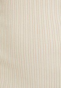 Tissu beige à rayures horizontales fines, avec une texture douce et un matériau extensible idéal pour des vêtements ajustés.