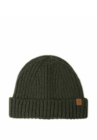 Berretto verde lavorato a maglia con una texture a coste, dotato di un risvolto e di un'etichetta in pelle marrone.