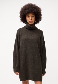 Abito a collo alto in marrone scuro, realizzato in tessuto morbido e strutturato. Presenta una vestibilità oversize e spalle ribassate. Orlo liscio.